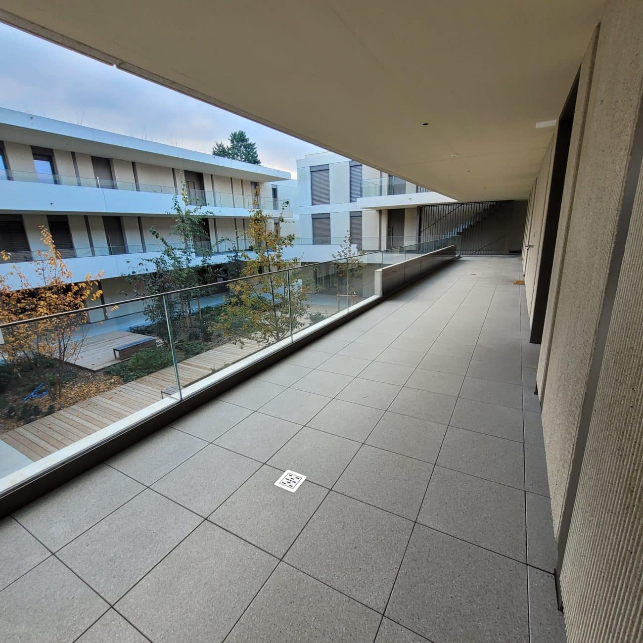 Dalle_Granito_fine perle_Parc des Crets_Troinex_007