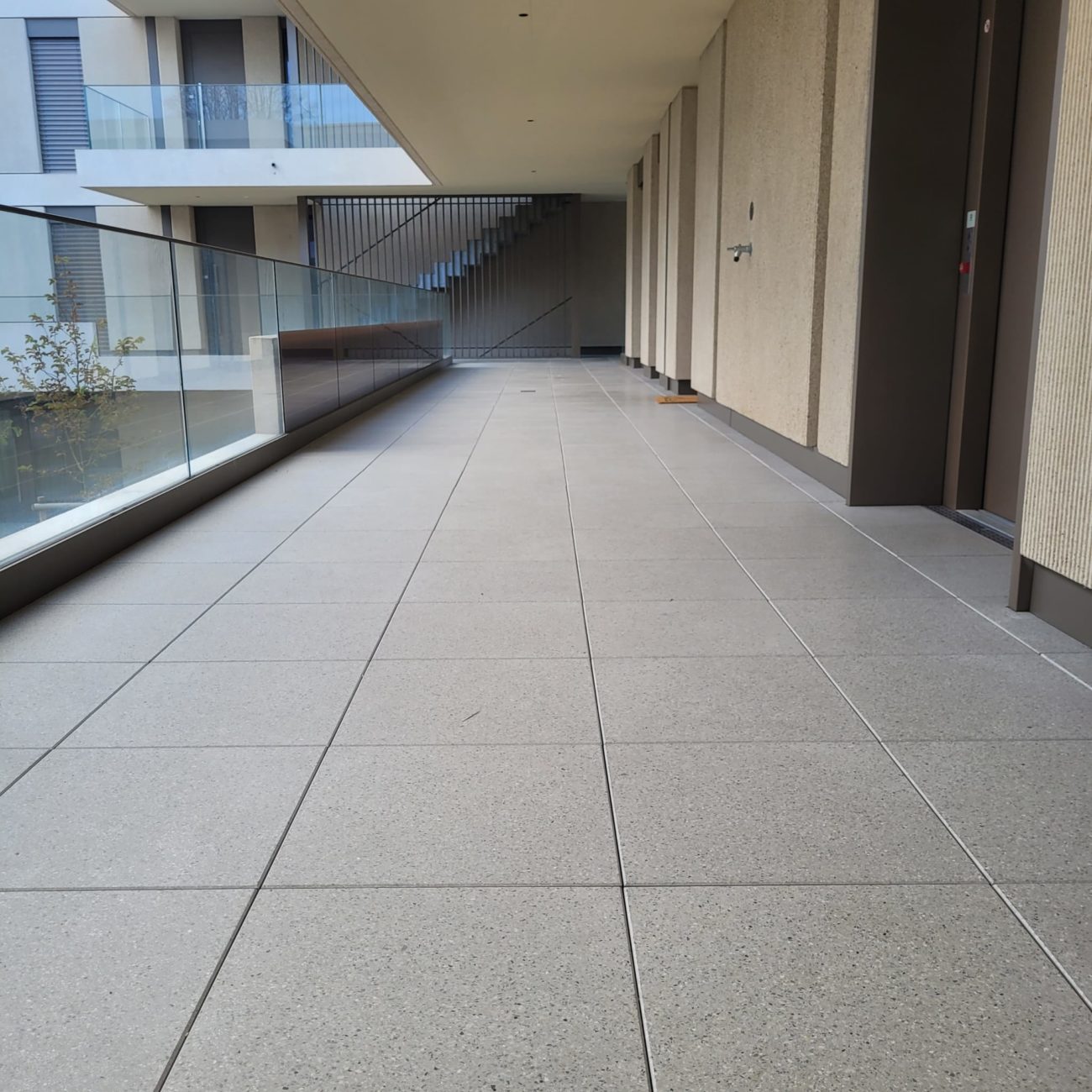 Dalle_Granito_fine perle_Parc des Crets_Troinex_008